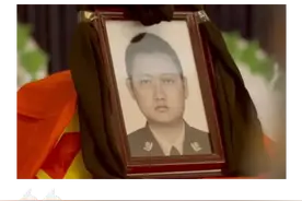 那个在警察父亲葬礼不停抹泪的小男孩，26年后也牺牲了....图片