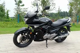 经典摩托车系列飞致250究竟是什么原因导致被丽驰250按在地上摩擦图片