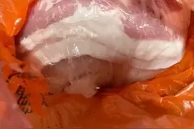 广东一女子坐飞机过安检，打开行李箱发现睡裤里藏着一大块猪肉图片