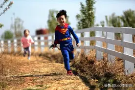 三岁多的孩子爱跟着大哥哥玩，经常跟不上，妈妈却很开心图片