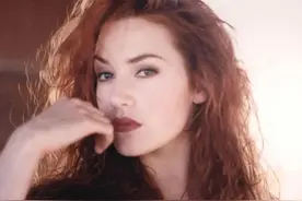 她是《泰坦尼克号》中的“露丝”，情路坎坷，3段婚姻，3个娃图片