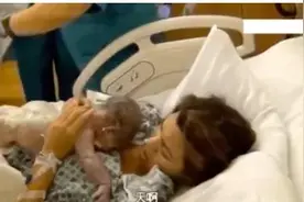 震惊！卡戴珊大姐把孩子从肚子里生生拽了出来……图片