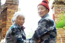 贫苦老人去银行竟要取千万，惊动民警才知道她的故事让人肃然起敬图片