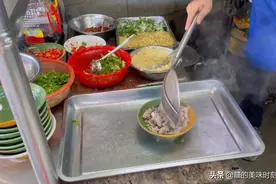山东一家人在集市上摆摊，靠一碗汤干趴无数同行，10元1碗肉很多图片