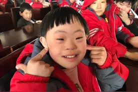 天使综合征——那些爱笑的孩子，背后隐藏着的，让人心碎的现实图片