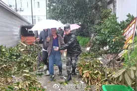 武警四川总队官兵紧急驰援地震灾区一线图片