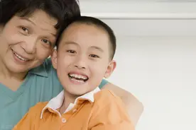 2岁孙子不小心烫伤，宝妈把怒气撒在奶奶身上，奶奶的回答很打脸图片