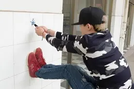 别再往墙上打孔了！现在流行“液体钉”，墙壁0伤害，比电焊结实图片