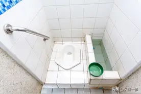 维修厕所蹲便四周漏水，蹲便边沿渗水怎么修理图片