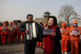 八旬歌唱家贠恩凤为环卫工人唱新歌图片