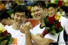 情商低！哈登受伤后王仕鹏解说哈哈大笑，嘲笑朱芳雨看好篮网晋级图片