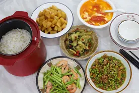 一家三口的午餐，四菜一汤有荤有素，花了不到20块钱，丰盛营养图片