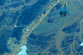 歼-10和歼-20同框，一比才知道歼-20到底有多大图片