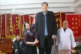 中国第一男巨人鲍喜顺：不听医生劝告12年前生下儿子，如今怎样了图片