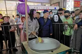孟婆摆摊卖“孟婆汤”，排队的人望不到头，网友，我也想来一碗图片