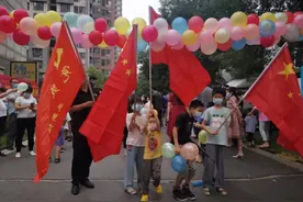 终于实现“买菜自由”！郑州封闭小区喜迎解封，居民齐喊加油图片