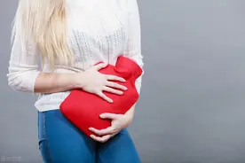 10岁女孩来例假遇尴尬，课堂上失声痛哭，以为患上“不治之症”图片