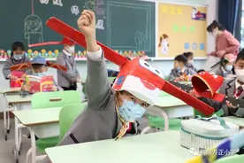 这群小学生的帽子火了！网友：跟热播剧撞款了图片