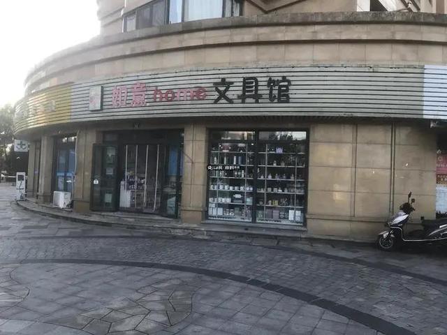 最近浙江很多娃痴迷买卡牌！男孩们老躲在厕所“交易”，有妈妈冲进小卖部发飙：昧着良心赚钱