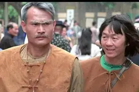 他是林正英的徒弟，电影中的搞笑文才，一生饰演丑角，从未娶妻图片