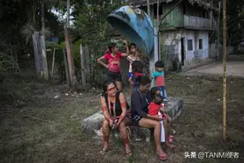 亚马逊部落的原始生活，手机和电视是稀罕品，用弓箭长矛保护领土图片