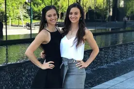 美国同卵双生姐妹和一对同卵双生兄弟一见钟情，现在四人住一起图片