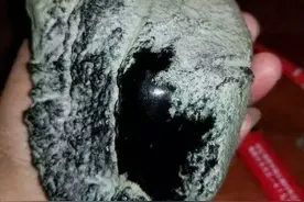 有幸目睹价值180万的极品墨翠赌石解石过程，切开后整个人都懵了图片