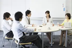 领导让员工放假加班，员工不愿，领导表示要开除他，员工：你开啊图片