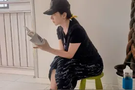 李思思和老公陪儿子上辅导班，坐在走廊看书等孩子下课，超接地气图片