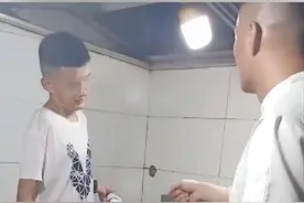 厨师父亲让厌学儿子体验端锅：是锅重还是笔重 网友为教育方式点赞图片