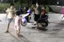 搞笑动图：大姐，你快停下，车子快爆胎了图片