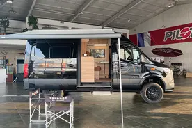 售价200多万的进口奔驰房车，刚到展厅就被秒走了图片