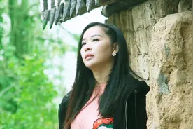 我在雨中等着你，《你怎么让我忘记》唱的好伤感，该如何忘记回忆