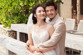 杨烁夫妇罕见同框走机场 穿情侣鞋紧搂老婆大秀恩爱图片