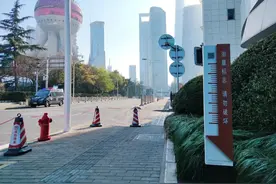 新版测量标志警示牌亮相浦东陆家嘴图片