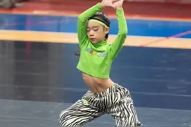 小S的8岁小女儿逆袭，化浓妆穿斑马纹裤跳舞，表现大气像碧昂丝图片