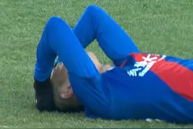 30岁前国脚空门不进！门前1米踢高了，躺地掩面，主教练不忍直视图片