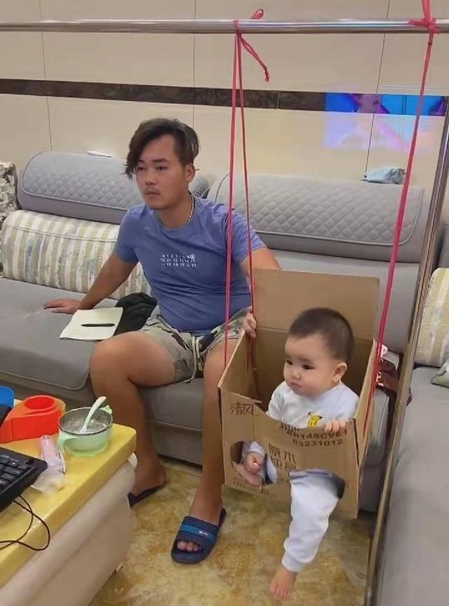 宝爸自制“秋千”哄娃，儿子淡定坐着，妈妈：一个敢坐一个敢摇