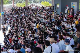 国庆假期第一天哪人最多？看看浙江象山影视城，那真叫“人从众”图片