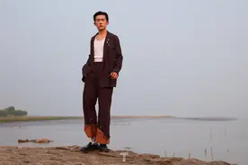 易烊千玺变身成熟男人，大背头穿雅痞西装，抬头纹很大佬图片