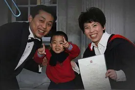 太节俭！奥运冠军邓亚萍在家做饭，网友纷纷让其换个菜板图片