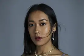 黑玫瑰吉克隽逸，曾给员工发出天价年终奖，如今在小村庄里演出图片