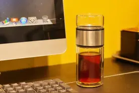 单人玻璃泡茶杯引发流行风潮，成为办公桌必备图片