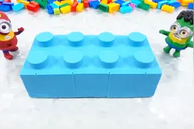 创意手工童谣儿歌，用太空沙给小黄人DIY乐高积木玩具，学习颜色视频封面