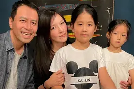 46岁林熙蕾近照曝光，晒家人为自己庆生照片，素颜状态被指显老图片