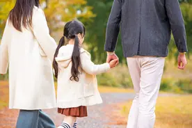 夫妻离婚后，一方能不能单独更改孩子姓氏呢？法律这么说！图片