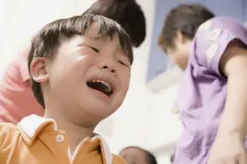 明明怀的是双胞胎，怀着怀着就少了一个，原来是被宝宝“吃了”图片