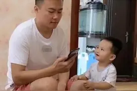 姥爷抱娃反被娃“嫌弃”火了，萌娃内心：这个糟老头子坏得很图片
