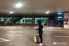 神剧情！小伙坐高铁误入武汉，滞留医院搞卫生，日赚500图片