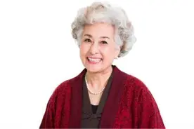 62岁的大妈让儿子和女儿在同一个小区买房，结果悔不当初图片